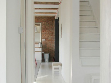 Białe drewniane schody na poddasze (17950)