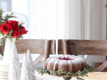 Jadalnia zyskuje na uroku dzięki świątecznym dekoracjom. Na stole postawiono piękną babę, która smakowicie urozmaica wystrój...