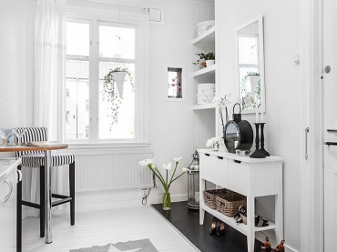 Aranżacja biało-czarnej kuchni razem z przedpokojem w malym mieszkaniu (24323)