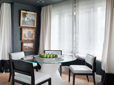  Dwie olbrzymie fotografie Coco Chanel   są wydrukowane na drzwiach szafy - piękny art deco apartament zlokalizowany w mieszczańskiej dzielnicy Bilbao, Hiszpania. Szary kolor jest wspólny i jednoczący   wszystkie elementy mieszkania    przestrzeni społecznej. Białe klawisze jabłko zielone, nowoczesne i wygodne umeblowanie połączone zostały do perfekcji z eleganckimi meblami z drewna e XVIII wieku. 
Nowoczesność, klasycyzm i elegancja!...