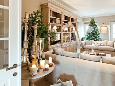 Dodatki wprowadzają przytulny charakter do salonu. Świece i latarenki idealnie podkreślają świąteczny klimat i...