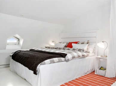 Biała sypialnia,białe łóżko,pościel w biało-szarą kratkę i czerwone dodatki (28301)