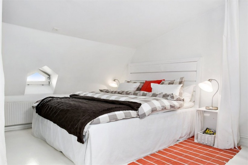 Biała sypialnia,białe łóżko,pościel w biało-szarą kratkę i czerwone dodatki