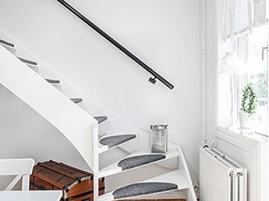 Białe schody ażurowe w dwupoziomowym mieszkaniu (24345)