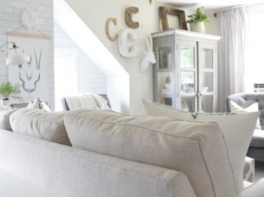 Biała sofa w małym salonie na poddaszu (53655)