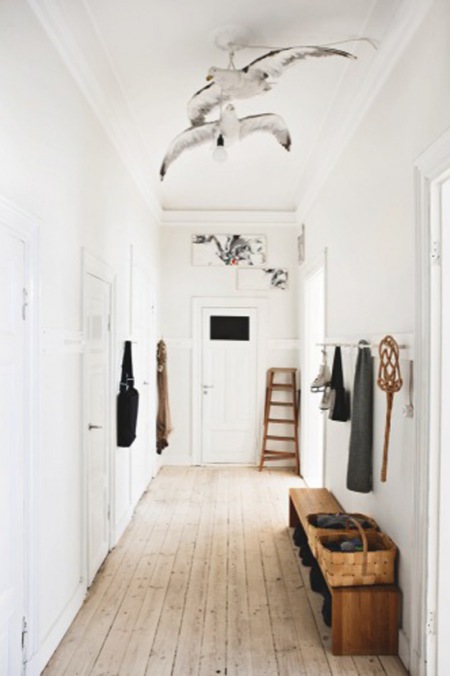 Biały korytarz z drewnianymi detalami