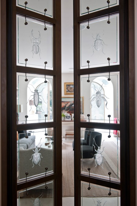 Dwuskrzydłowe przeszklone drzwi ze skarabeuszami w skandynawskim stylu