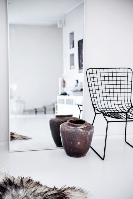 Ceramiczne brązowe wazony,duze lustro i metalowe ażurowe krzesło