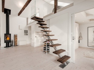 Nowoczesne metalowo-drewniane schody w otwartej zabudowie mieszkania (21221)