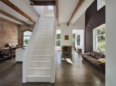Nowoczesna otwarta zabudowa domu z dywanowymi bialymi schodami pośrodku wnętrza (23627)