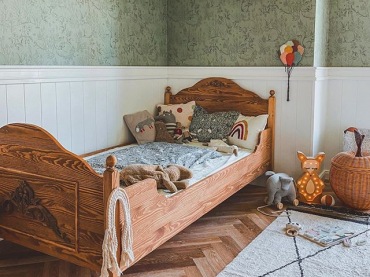 Aranżacja pokoju dziecięcego jest zdecydowanie oryginalna. Na podłodze znajdują się piękne deseczki, które dzięki różnym odcieniom drewna wprowadzają mnóstwo naturalności. Do nich dopasowane jest dziecięce łóżko, na którym widać...