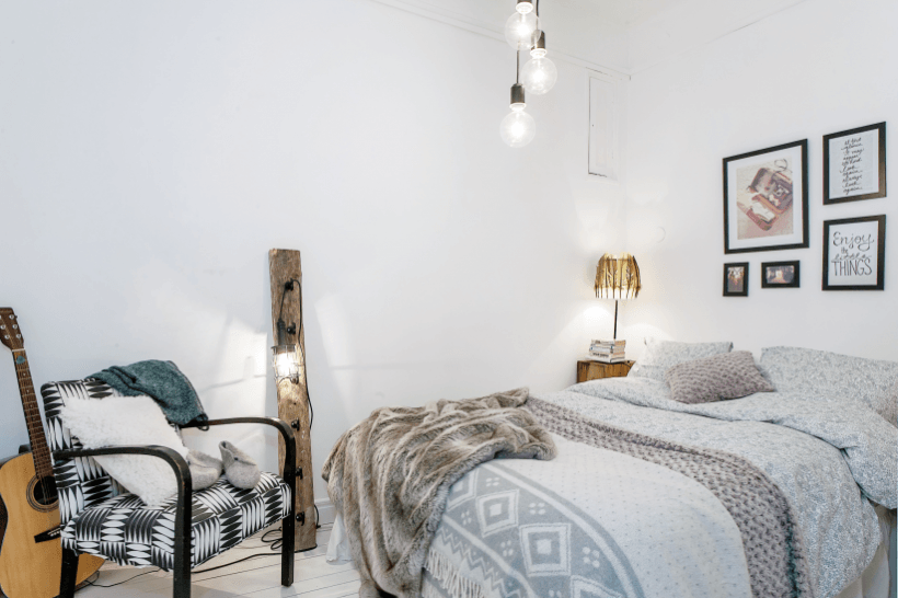 Futrzane i etniczne narzuty w sypialni w skandynawskim stylu