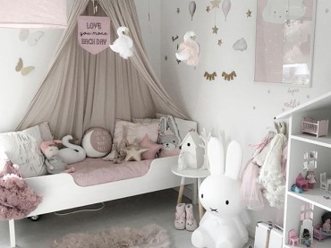 Baldachim zawieszony nad łóżeczkiem wprowadza bardzo przytulny klimat do pokoju dziecięcego. Bogate dekoracje na ścianie urozmaicają wystrój całego...