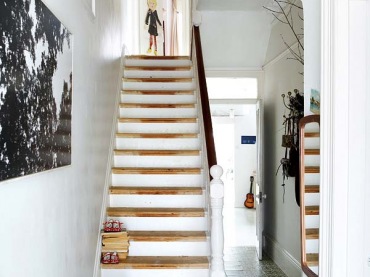 Pomysł na drewniane schody w małym domku (20124)