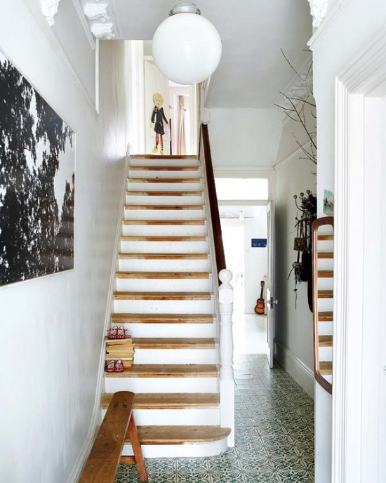 Pomysł na drewniane schody w małym domku