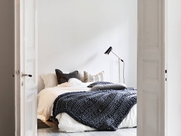 Biało-czarna sypialnia w stylu skandynawskim (26974)