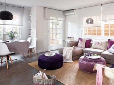 Szaro-beżowa podłoga w białym salonie z wrzosowymi i fioletowymi pufami i poduszkami (25520)