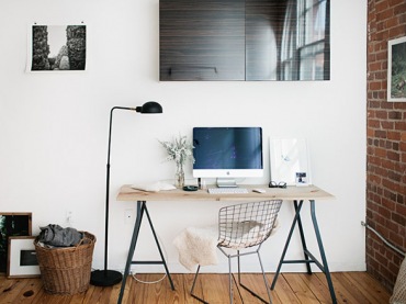 Proste biurko, ceglana ściana i drewno na podłodze (20890)