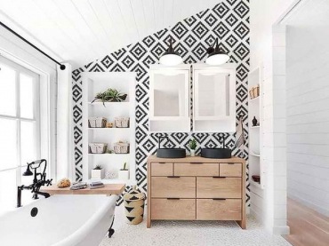 Wzorzysta ściana wygląda oryginalnie i na pewno urozmaica spokojną aranżację łazienki. Choć zestawienie bieli i drewna jest typowo w skandynawski stylu, to wnętrze urządzono bazując na eklektycznych...