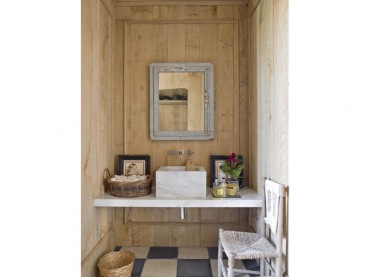 dzisiaj jest trendy wprowadzać drewno do dekoracji łazienki Im mniej glazury, tym lepiej i ciekawiej Drewniana boazeria...