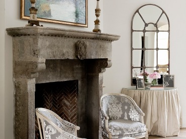 ciekawy, kamienny kominek w salonie, to doskonała ozdoba i dobry styl do rustykalnych wnętrz