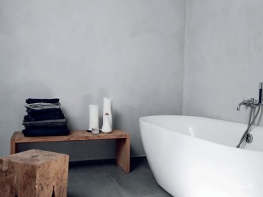 Betonowe ściany w łazience i wolno stojaca wanna to klasycznie nowoczesna łazienka, ale to właśnie drewniane elementy ...