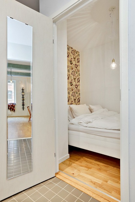 Mini sypialnia - alkowa z lustrem na drzwiach