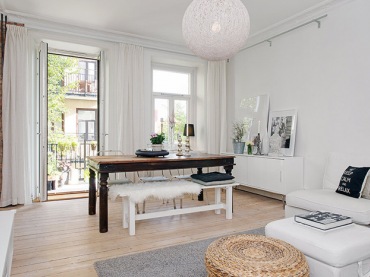 Otwarty salon skandynawski z jadalnią w eklektycznym stylu (20217)