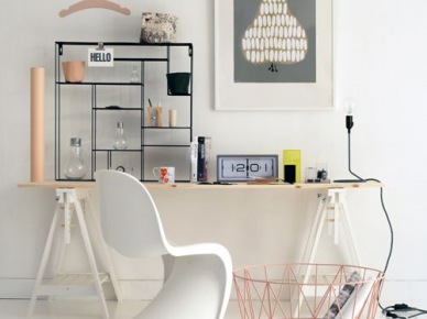 Skandynawska stylizacja domowego biura z biurkiem na kozłach,białym krzesłem panton,drucianym koszem i metalowym reagalikiem na biurowe drobiazgi (26143)