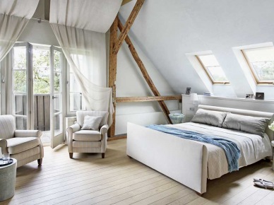Pomysłowe zasłony w białej sypialni z tapicerowanym łóżkiem i drewnianymi belkami (22370)