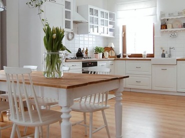 Biały stół z drewnianym blatem sam w sobie jest całkiem dekoracyjny. Urozmaica przestrzeń jadalni oraz kuchni i sprawia, że przestronne wnętrze nabiera eleganckiego...