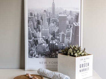 Zdjęcie z widokiem na Nowy Jork może być bardzo inspirujące. Taka grafika to ciekawy pomysł na dekorację sypialni lub innego...