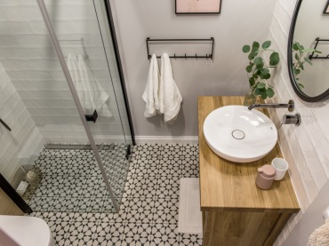 Dzięki temu, że kabina prysznicowa jest przezroczysta, mała łazienka zyskuje wizualnie na przestrzeni. Wszystkie dodatki mają bardzo lekką formę i wpisują się w klimat skandynawskich...
