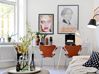 Białe biurko skandynawskie,brązowe krzesła i współczesne grafiki w pokoju biurowym (23446)
