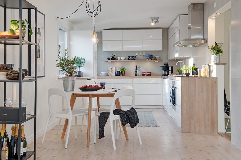 Piękna biała kuchnia skandynawska otwarta na salon mieszkania