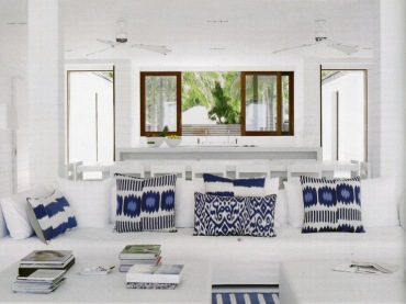 Biały salon z kobaltowymi poduszkami w nadmorskim domu przy plaży (25490)