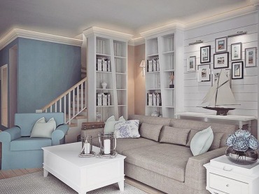 Jasny salon z szarą sofą i błękitnym fotelem oraz galerią ścienną (54900)