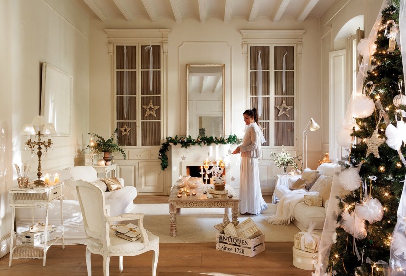 Piękna biała aranżacja francuskiego saloniku z choinką w świątecznej dekoracji