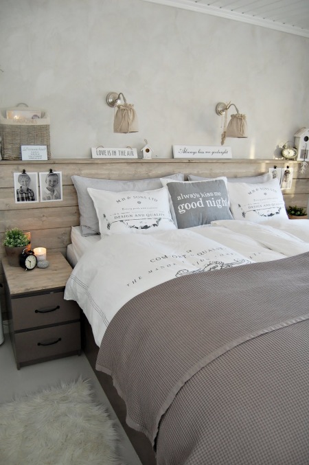 Szaro-biała sypialnia z detalami z naturalnego szczotkowanego drewna