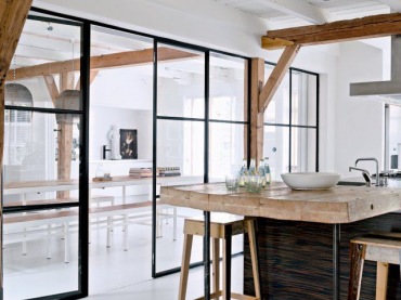 Przeszklona ścianka działowa w metalowych czarnych ramach pomiędzy salonem i kuchnią,drewniane belki (47856)