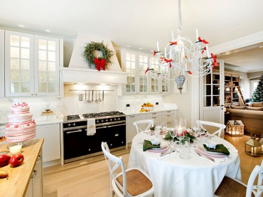 Aranżacja kuchni z jadalnią w białym kolorze. Świąteczne pojedyncze dodatki wnoszą do wnętrza przytulną wigilijną aurę,...