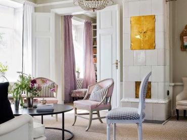 Klasyczny biały salon  z kryształowym żyrandolem i różowo-wrzosowymi detalami (28315)