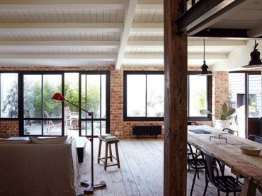 elegancki loft - klasyka - to aranżacja typowa dla loftów - cegła,drewno i metal oraz wysokie sufity !
