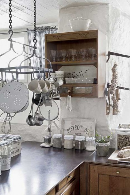 Lepiankowe ściany w kuchni z drewnianymi meblami z metalowymi blatami