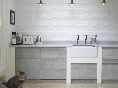 Szara minimalistyczna kuchnia w stylu industrialno-rustykalnym  z białą cegła na ścianie i czarnymi metalowymi lampami (25633)