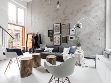 Ściana z betonu dekoracyjnego,biała żywiczna posadzka w salonie,pieńki w roli stolików (47853)