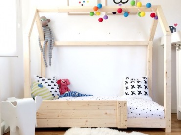 Pokój dziecięcy urządzono w prostym stylu skandynawskim. Drewniane łóżko podkreśla naturalność aranżacji. Kolorowa girlanda urozmaica...