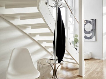 Białe ażurowe schody z drewna w salonie z antresolą,dębowa podłoga,nowoczesne białe krzesło i metalowy wieszak stojący (26863)