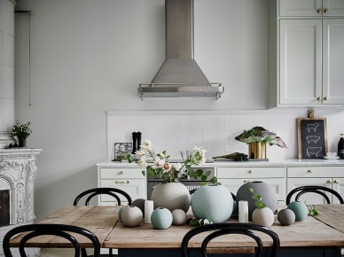 Pastelowe, mietowe i szare dekoracje na rozkładanym stole w kuchni,stalowy okap w kuchni (47748)