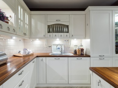 Klasyczna biała kuchni z drewnianym blatem (47622)